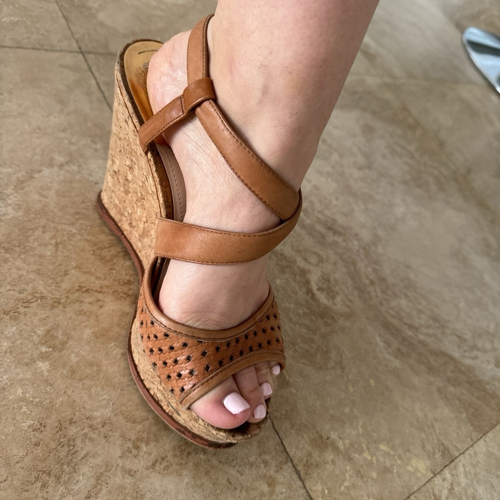 Vince Camuto Tan Wedges size 8 fair condition